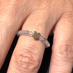 Labradorit ring p� elastik med hjerte