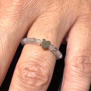 Labradorit ring p� elastik med hjerte