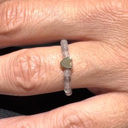 Labradorit ring p� elastik med hjerte