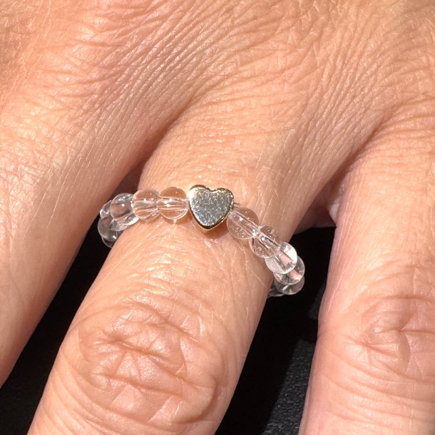 Bjergkrystal ring p� elastik med hjerte