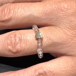 Bjergkrystal ring p� elastik med hjerte