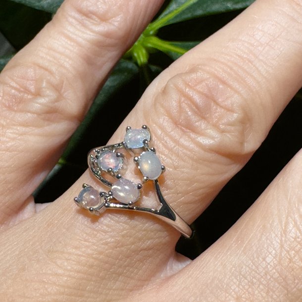 Opal fingerring