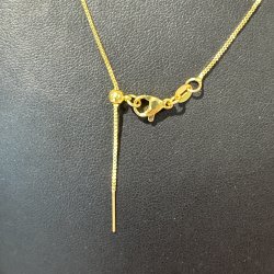 Halsk�de i forgyldt st�l