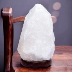 Hvid saltlampe med trfod 1-2kg