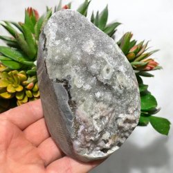 Gr ametyst klynge med poleret kanter