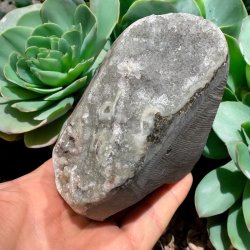 Gr ametyst klynge med poleret kanter