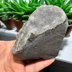 Gr ametyst klynge med poleret kanter