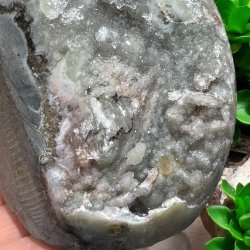 Gr ametyst klynge med poleret kanter