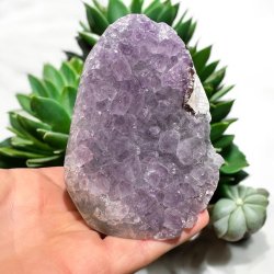 Ametyst klynge med poleret kant