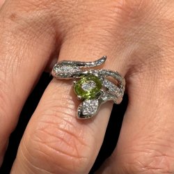 Slangefingerring med facet slebet peridot