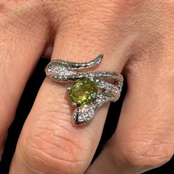 Slangefingerring med facet slebet peridot