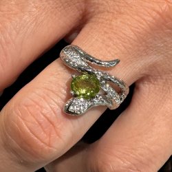 Slangefingerring med facet slebet peridot