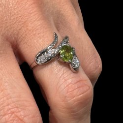 Slangefingerring med facet slebet peridot