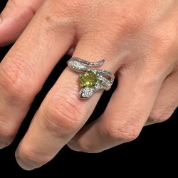 Slangefingerring med facet slebet peridot
