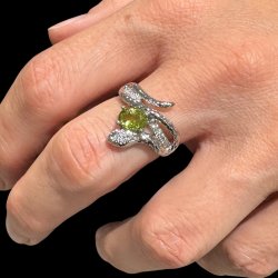 Slangefingerring med facet slebet peridot