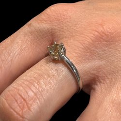 Fingerring med facet slebet citrin krystal