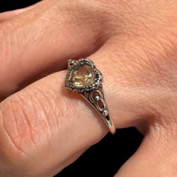 Fingerring med facet slebet citrin hjerte