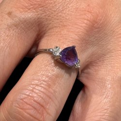 Fingerring med facet slebet ametyst hjerte