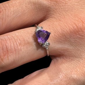 Fingerring med facet slebet ametyst hjerte