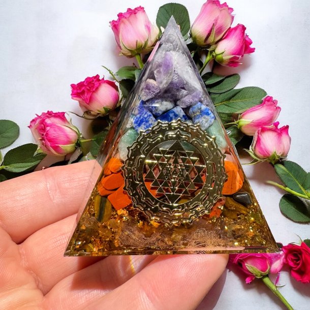 Orgone pyramide med sri yantra og chakra