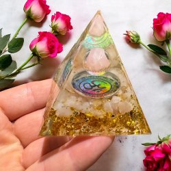 Orgone pyramide med ohm og rosenkvarts