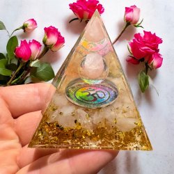Orgone pyramide med ohm og rosenkvarts