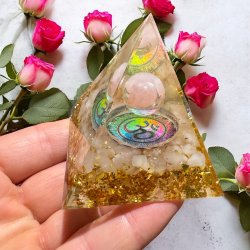 Orgone pyramide med ohm og rosenkvarts