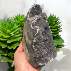 Gr ametyst klynge med poleret kanter