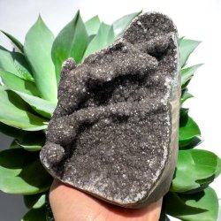 Gr ametyst klynge med poleret kanter