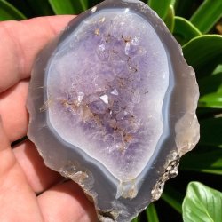 Ametyst geode m. agatb�nd