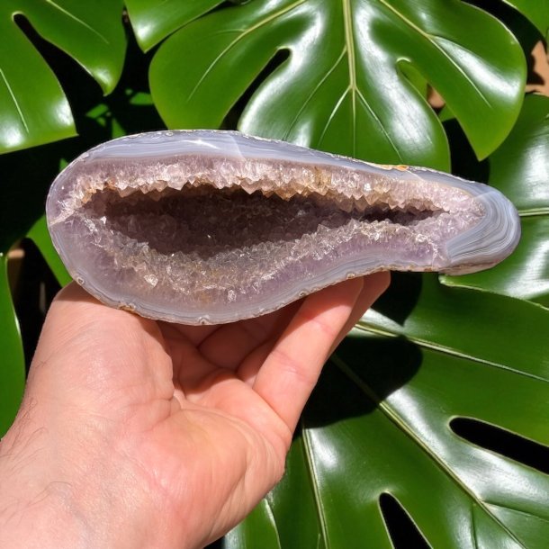 Ametyst geode m. agatb�nd
