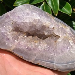 Ametyst geode m. agatb�nd