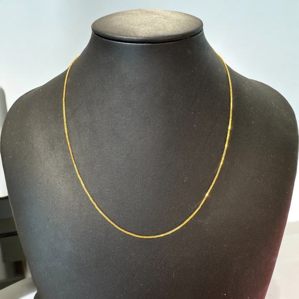 Halsk�de i forgyldt st�l