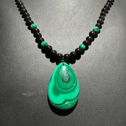 Malakit halsk�de m. sort obsidian