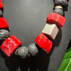 Koral halsk�de med lava og s�lv