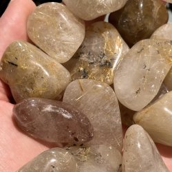 Guldrutil kvarts lommesten