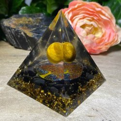 Orgone pyramide med livets tr� og tiger�je