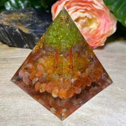 Orgone pyramide med peridot og karneol