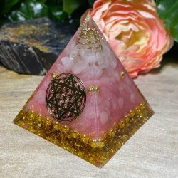Orgone pyramide med pentagram og bjergkrystal