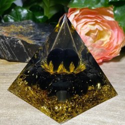 Orgone pyramide med obsidian i lotusblomst