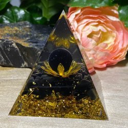 Orgone pyramide med obsidian i lotusblomst