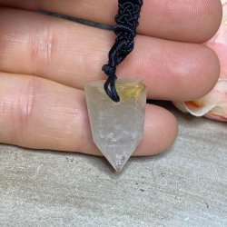 Guld Rutilkvarts vedhng med flettet snor