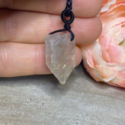 Guld Rutilkvarts vedhng med flettet snor