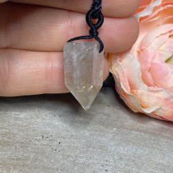 Guld Rutilkvarts vedhng med flettet snor