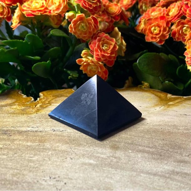 Shungit pyramide 4 cm