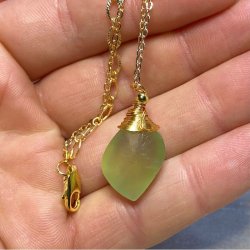 Prehnit med forgyldt kde