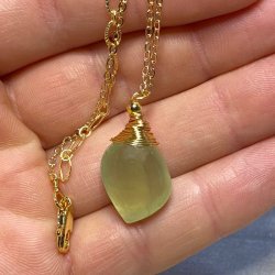 Prehnit med forgyldt kde