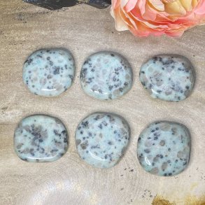 kiwi jaspis flad lommesten